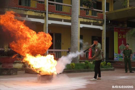 Học sinh Trường THPT Hà Đông trải nghiệm thực hành chữa cháy
