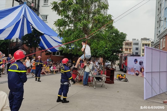 Người dân khu nhà ở xã hội Tuệ Tĩnh trải nghiệm thực hành chữa cháy, thoát nạn
