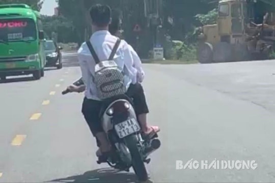 Công an Tứ Kỳ triệu tập học sinh đi xe máy lạng lách, đánh võng trên đường 391