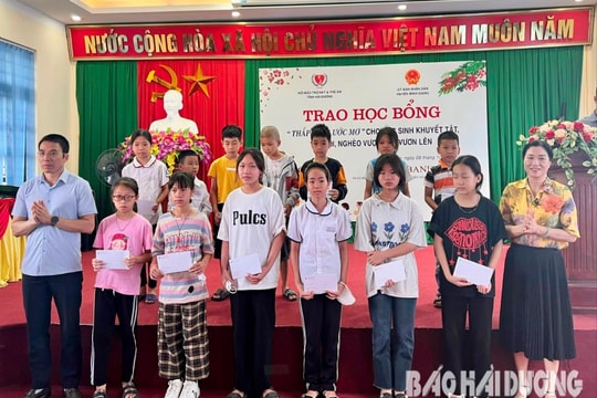 Hơn 1.000 học sinh Hải Dương nhận học bổng “Thắp sáng ước mơ”