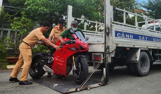 Ngọc Trinh bị Cảnh sát giao thông phạt vì chạy mô tô biển số "đút gầm"