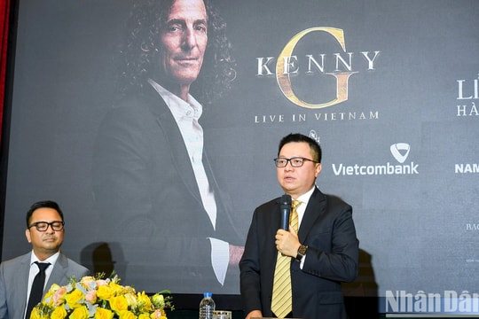 Kenny G biểu diễn ở Việt Nam trong dự án âm nhạc quốc tế do Báo Nhân Dân khởi xướng