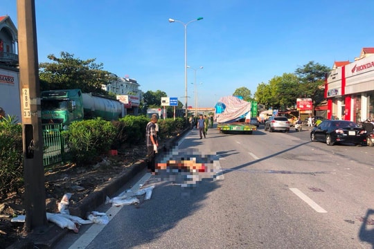 Đi bộ trên quốc lộ 5, người đàn ông bị ô tô đầu kéo đâm tử vong