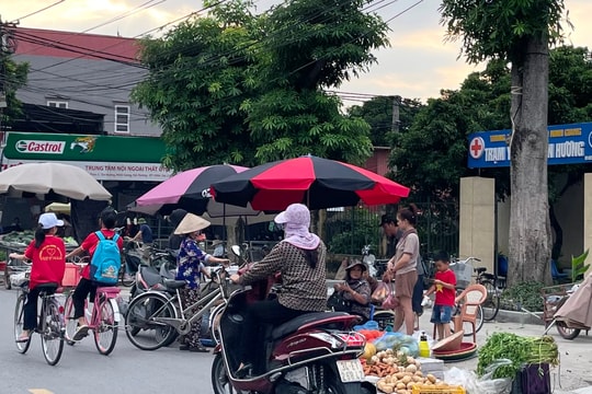 Chợ tự phát ngay cổng Trạm Y tế xã