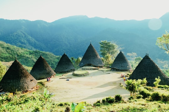 Khám phá làng cổ hình chóp biệt lập giữa núi rừng ở Indonesia