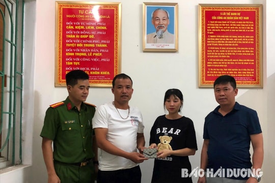 Công an xã Hồng Lạc trao lại tiền cho người đánh rơi