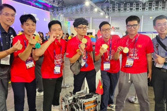 Học sinh Việt Nam vô địch giải robot lớn nhất thế giới