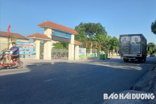 Đường tỉnh 389 qua các cổng trường học chưa có gờ giảm tốc