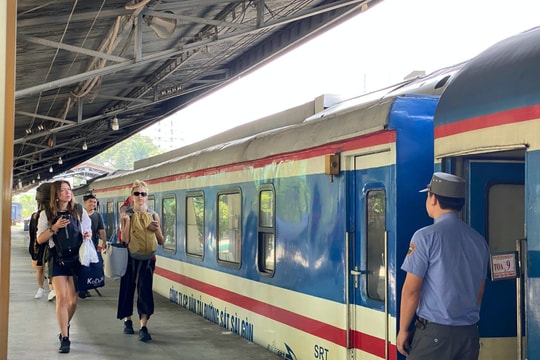 Vé tàu Tết 2024 tăng giá, cao nhất gần 3 triệu đồng