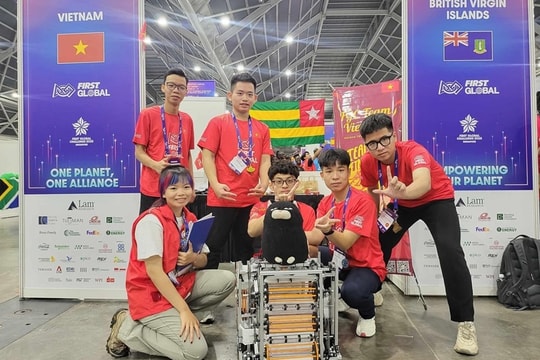 Vietnamese students win gold medal at world’s largest robotic competition