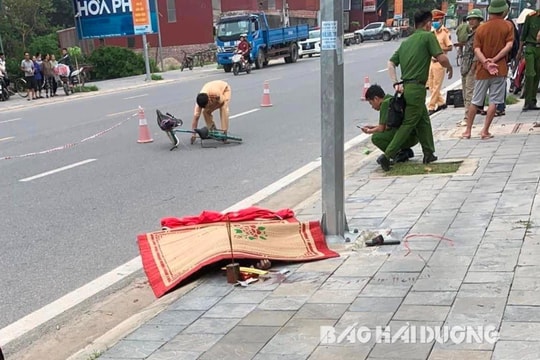 Xe máy chở 3 tông xe đạp, 1 người tử vong