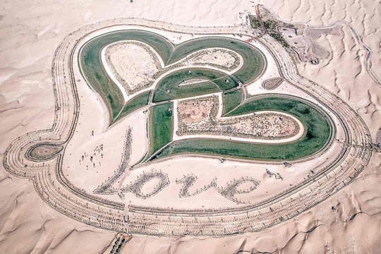Hồ tình yêu hình trái tim khổng lồ nổi bật giữa sa mạc Dubai