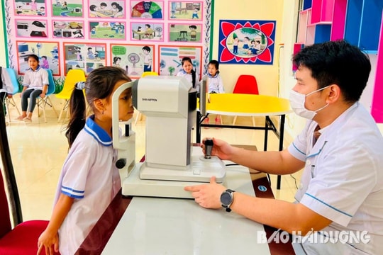 Bệnh viện Mắt và Da liễu Hải Dương khám chuyên khoa mắt và tặng kính cho học sinh ở Thanh Miện