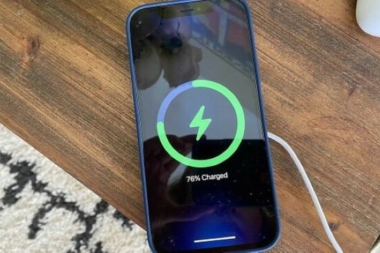 Có nên sạc pin iPhone khi tắt nguồn?