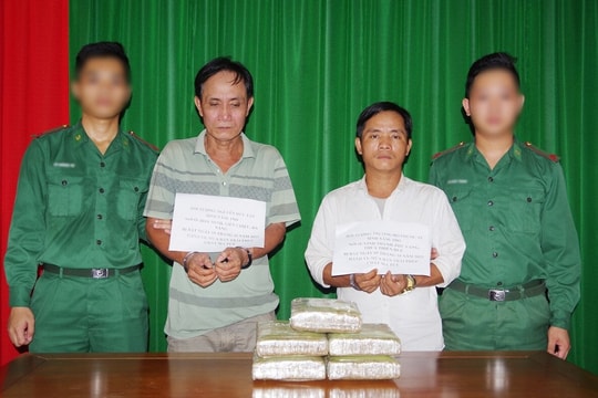 "Tuồn" 5 bánh cần sa từ Lào về Việt Nam bằng xe khách