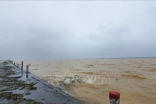 Mưa lớn, nước dâng cao, nhiều học sinh vùng trũng thấp Quảng Trị phải nghỉ học