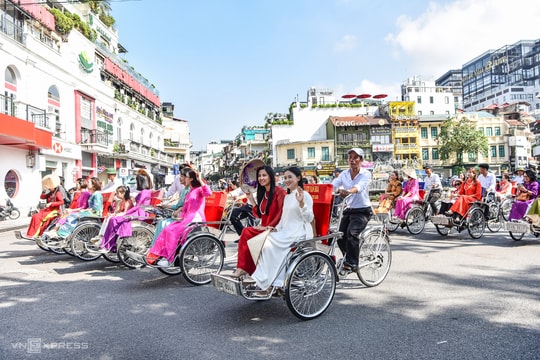 Du khách Sài Gòn mê mùa thu Hà Nội