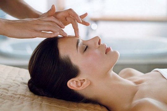 Cách massage giúp giảm nếp nhăn mắt