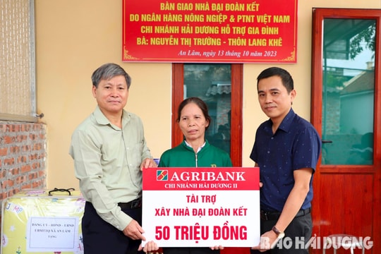 Bàn giao 10 nhà “đại đoàn kết” cho các hộ nghèo do Agribank chi nhánh Hải Dương tài trợ