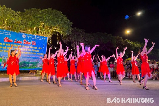 Phụ nữ giao lưu dân vũ tại phố đi bộ, chợ đêm Bạch Đằng có sự tham gia của hội viên danh dự là nam giới