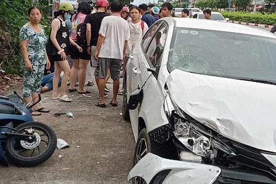 Ô tô tông loạt xe máy dừng trên vỉa hè ở Bình Dương, một người tử vong