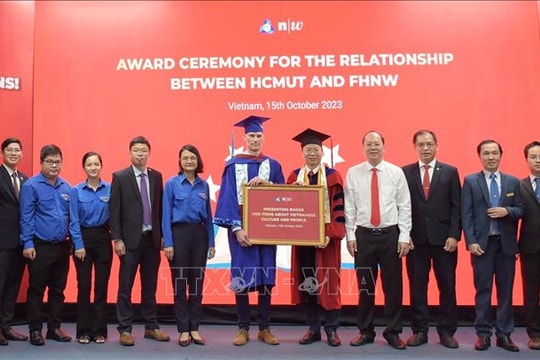 Trao tặng "Tủ sách Việt Nam" cho một trường đại học của Thụy Sĩ
