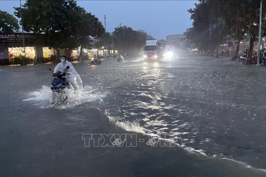 Cục Cảnh sát giao thông hỗ trợ người dân ảnh hưởng do mưa bão tại Đà Nẵng