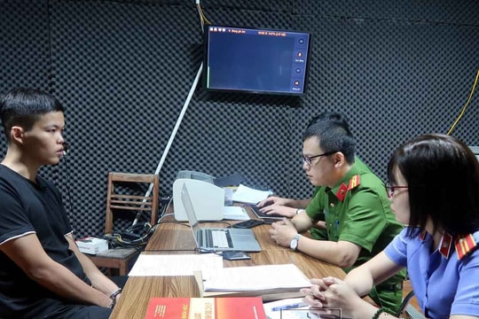 Tạm giam thanh niên tung 3 clip "nóng" của người yêu cũ lên Facebook