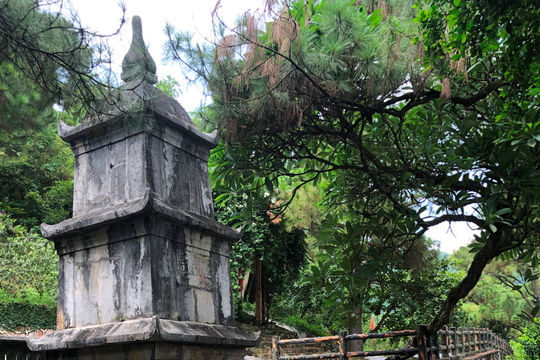 Người dựng lại tháp đặt xá lị tổ Huyền Quang