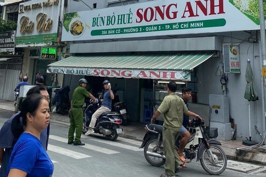 Người đàn ông nghi ngáo đá chém người trên phố rồi tự sát