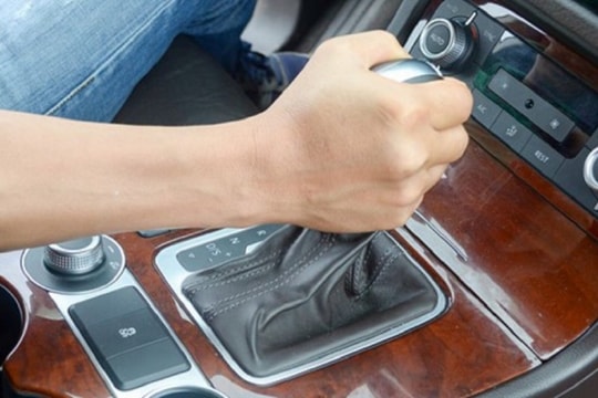 Cách xử lý nhanh chóng khi ô tô bị hỏng số lùi