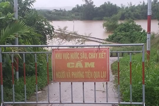 Mưa lớn chia cắt giao thông ở Quảng Ngãi, Quảng Nam cảnh báo sạt lở