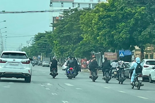 Một số nhóm thanh thiếu niên vẫn tháo biển số xe, lạng lách, đánh võng trên phố