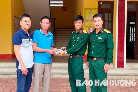 Thiếu tá quân đội nhặt được của rơi trả lại người đánh mất