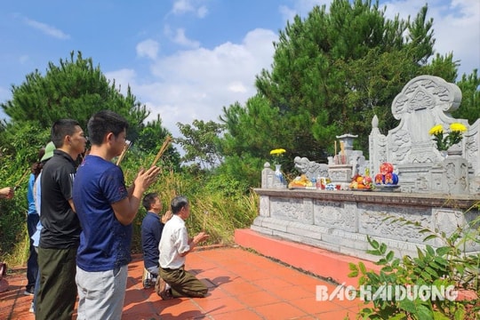 Lên núi Báo Đức thăm lăng mộ cụ Nguyễn Phi Khanh