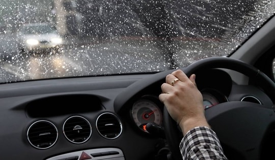 Lái xe dưới trời mưa, thị lực tốt thôi là chưa đủ