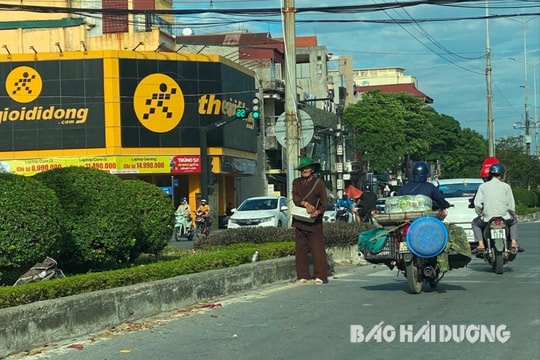 Vẫn có người ăn xin, bán hàng dưới lòng đường ở ngã tư Ngô Quyền - Nguyễn Lương Bằng