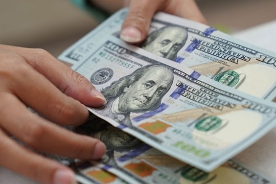 Giá vàng tăng, dầu và USD đi xuống