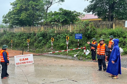 Mưa trắng trời ở Huế và Quảng Trị, nước lũ cuồn cuộn đổ về hạ du