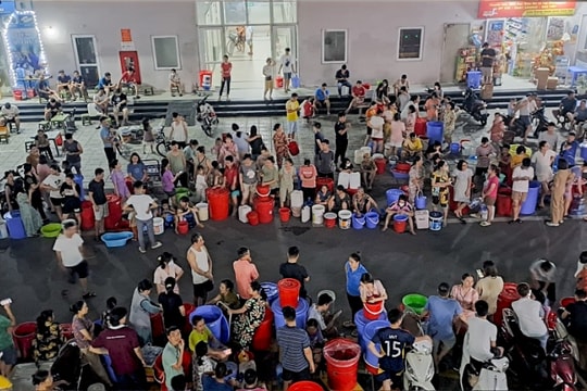 Cư dân khu đô thị Thanh Hà mang xô, chậu xếp hàng chờ nước sạch như thời bao cấp