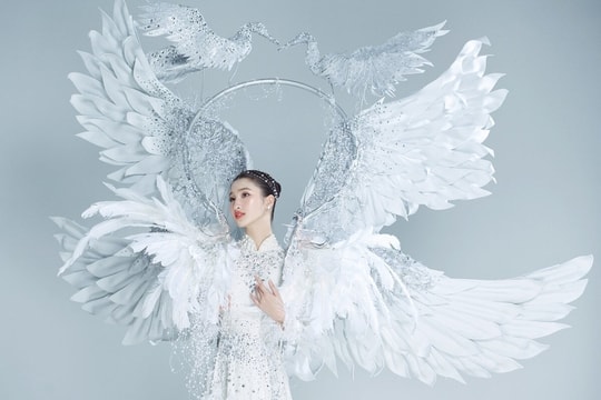 Á hậu Phương Nhi diện trang phục dân tộc nặng 10kg