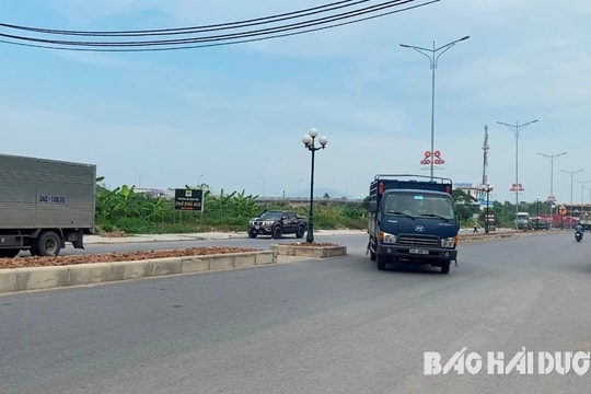 Nhiều lái xe đi ngược chiều trên đường 20/9 ở thị trấn Phú Thái