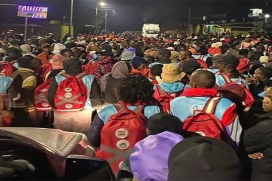 Chen lấn vào sân vận động ở Kenya, hơn 100 người thương vong