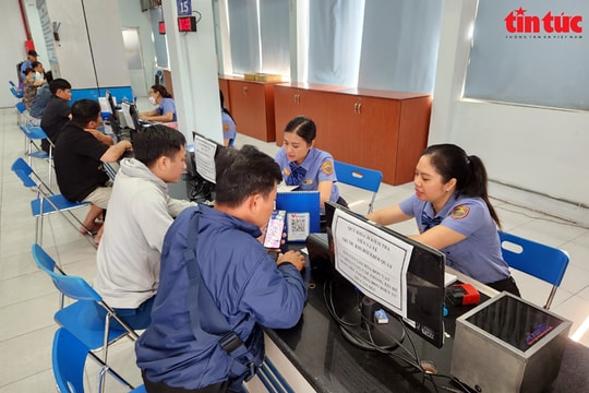 Hàng trăm người dân mua vé tàu Tết Giáp Thìn 2024 trong ngày đầu mở bán
