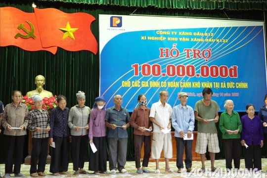 Xí nghiệp Kho vận xăng dầu K132 tặng quà cho nhiều hộ nghèo ở Cẩm Giàng