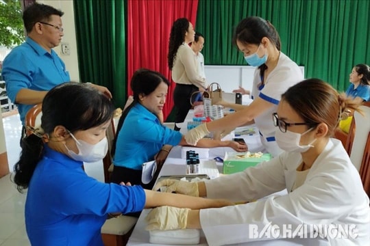 Gia Lộc khám sức khoẻ cho nữ cán bộ công đoàn