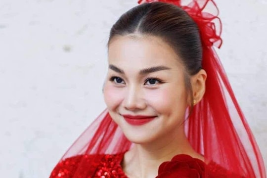 Thanh Hằng giấu mặt chú rể Trần Nhật Minh trong lễ rước dâu