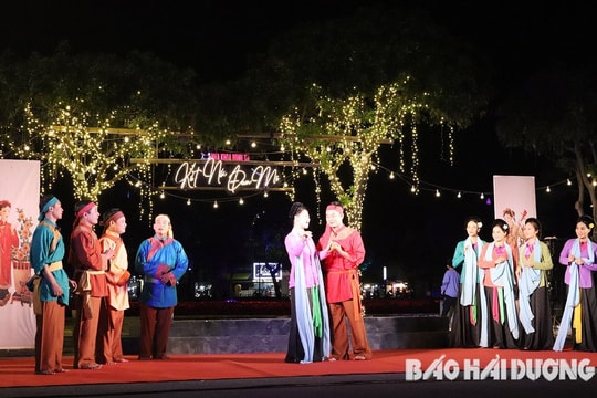 Hát chèo tại phố đi bộ, chợ đêm Bạch Đằng