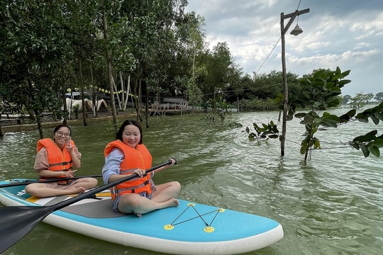 Chèo sup, ăn uống trên hồ thủy điện Trị An mùa nước dâng