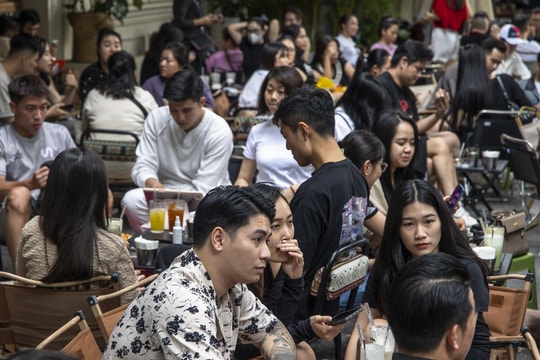 Cà phê “chém gió” trong ngày trời Hà Nội cực đẹp